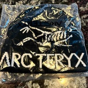 Arc’teryx beanie new in package with tag.